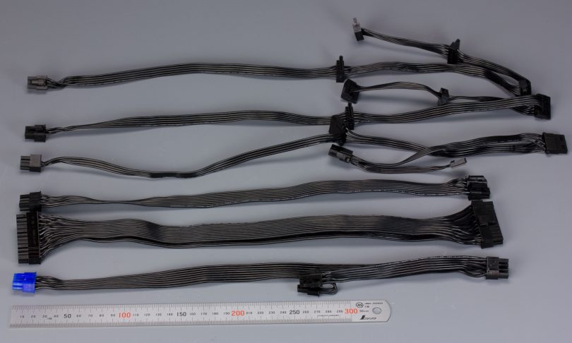 Lian Li PE-550 Review cables